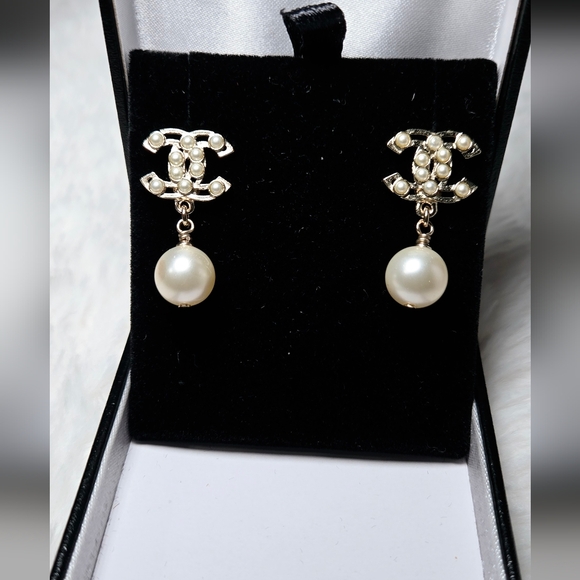 Chanel Coco Mark Pearl Earrings A14 P Excellent Condition - Picture 3 of 9